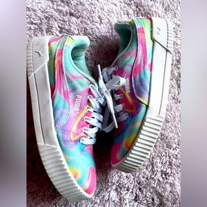 *HP* PUMA “Carina Swirly” Sneakers